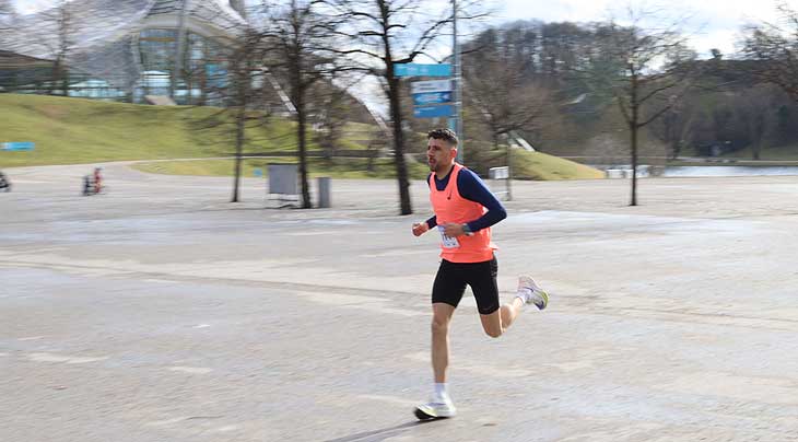 Winterlaufserie München 2022 Teil 3: Lauf über 20 km und Faschingslauf über 10 km am 05.01.2022 im Olympiapark, München (©Foto: Martin Schmitz)